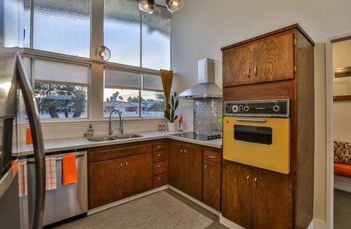 Winchester House | GORGEOUS Mid Century - Close to Strip - Golf - Views - Superhost Status - WOW