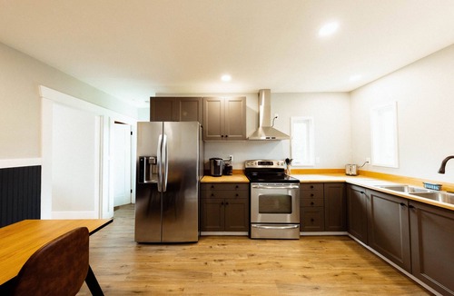 North Beacon Hill House | Gorgeous Modern Getaway w/Peloton & Dual Monitors WFH set-up