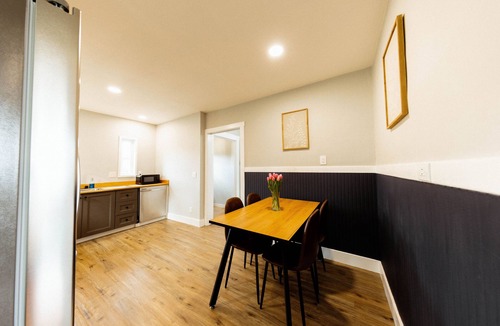 North Beacon Hill House | Gorgeous Modern Getaway w/Peloton & Dual Monitors WFH set-up