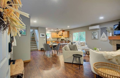 Warnick Cabin | Gorgeous Mountain Cabin with Yard, Hot-Tub and Fire Pit in Washington