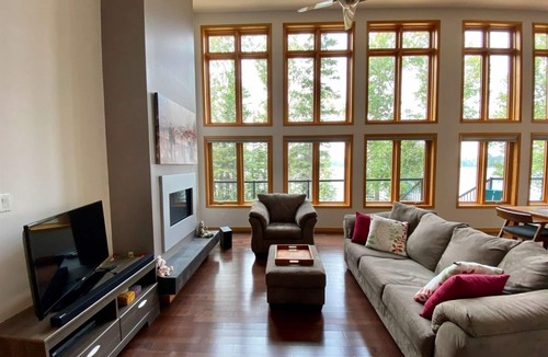 Kenora Cabin | Gorgeous new waterfront lakehouse in the shield country of Northwest Ontario!