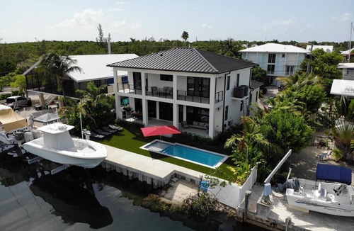 Venetian Shores House | Gorgeous newly constructed home in the exclusive neighborhood of Venetian Shores
