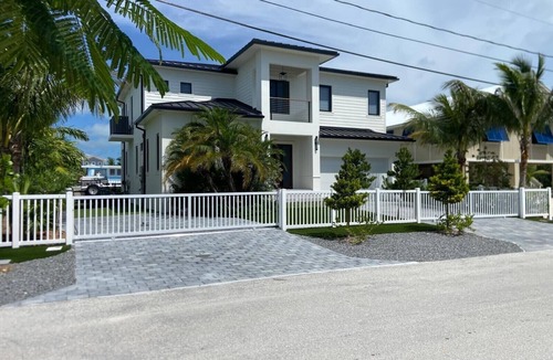 Venetian Shores House | Gorgeous newly constructed home in the exclusive neighborhood of Venetian Shores