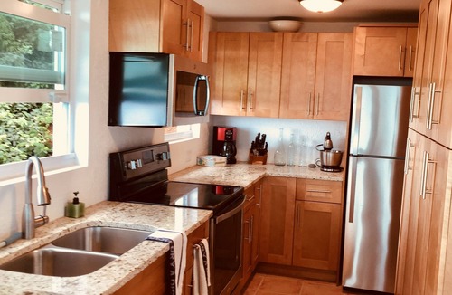 South Coast Apartment | Gorgeous Ocean Views; Near 3 Beaches; Pet-Friendly; Free Wifi, Parking, Laundry