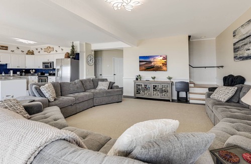 Long Beach House | Gorgeous Oceanfront Home - Huge Deck To Enjoy the Ocean Breezes