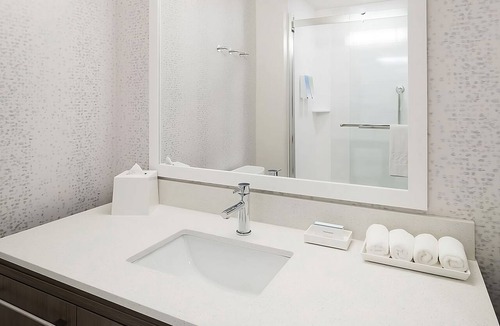 Airport North Hotel | GORGEOUS PET FRIENDLY SUITE! FREE BREAKFAST & POOL
