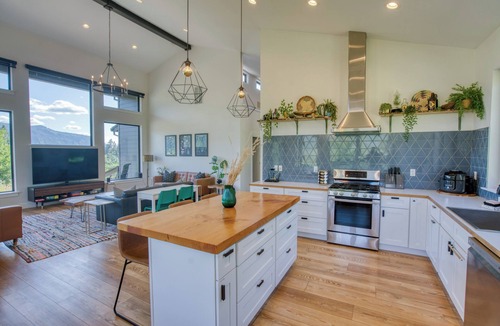 Stevenson House | Gorgeous pet friendly home with breath taking views, hot tub and fire pit