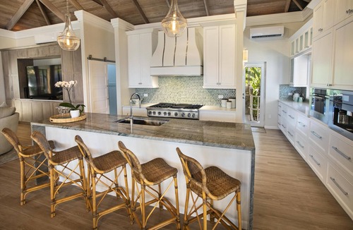 Estate Peterborg Villa | GORGEOUS REMODEL! Major WOW Factor! Stunning Views, Private!