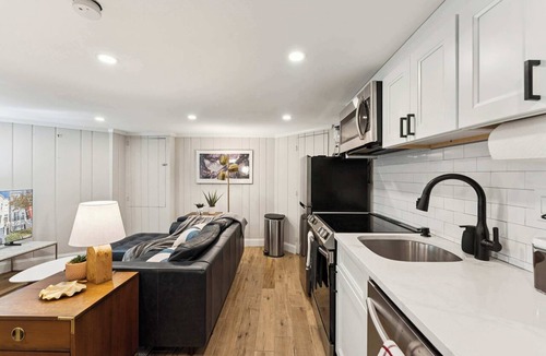 Bloomingdale Apartment | Gorgeous renovation 2BR with AC/TV/Internet/Patio