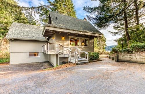 Florence House | Gorgeous riverfront house with entertainment - near Bay Street and the beach