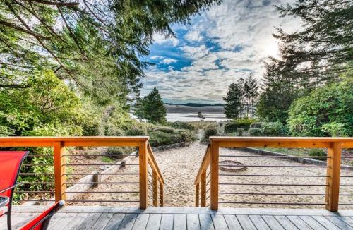 Florence House | Gorgeous riverfront house with entertainment - near Bay Street and the beach