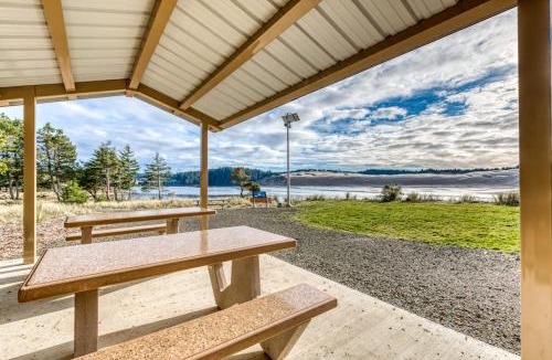 Florence House | Gorgeous riverfront house with entertainment - near Bay Street and the beach