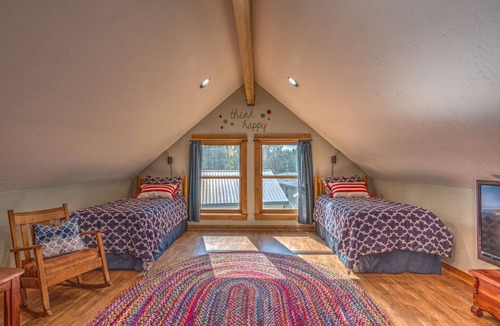 Oregon Water Wonderland Cabin | Gorgeous riverfront log cabin, air hockey, near boat launch, BBQ outdoor seating
