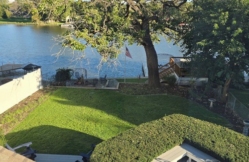 McHenry House | Gorgeous Riverside Retreat on the water-walking distance to Riverwalk & downtown