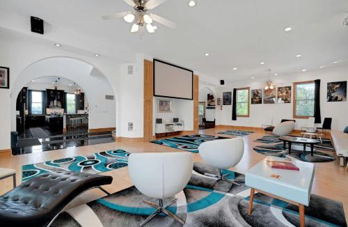 Fort Atkinson Villa | Gorgeous Secludued Villa Nestled Amidst Trees in Fort Atkinson, Wisconsin