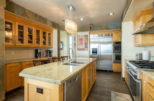 South Oceanside House | Gorgeous Spacious 4 Bedroom Beach House with Modern Amenities