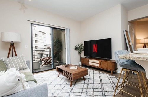 Miracle Mile Apartment | Gorgeous studio steps from The Groove