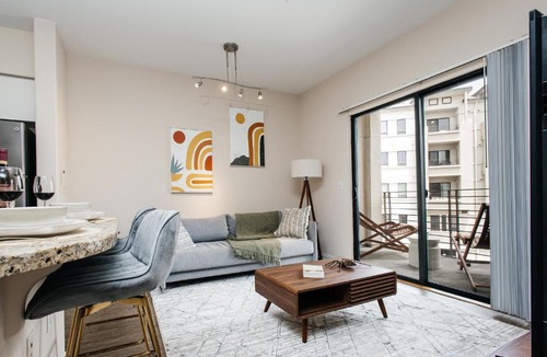 Miracle Mile Apartment | Gorgeous studio steps from The Groove