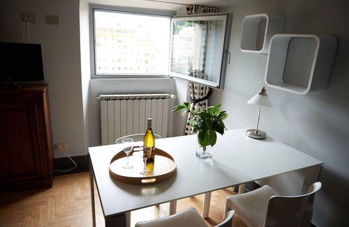 San Giovanni Condo | Gorgeous Suite in Front of the Ponte Vecchio
