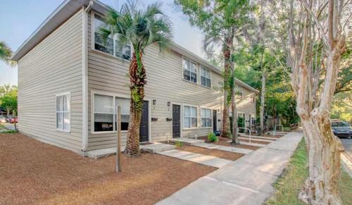 Innovation District Apartment | Gorgeous Townhome UF Campus Adjacent Full Kitchen