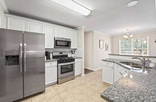 Shannon House | Gorgeous, updated 4 bedroom home that sleeps 10!