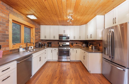 Blue River House | Gorgeous updated mountain home just minutes from the slopes, private hot tub, pool table!
