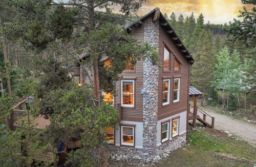Blue River House | Gorgeous updated mountain home just minutes from the slopes, private hot tub, pool table!