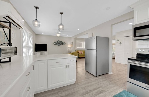 Venice Cottage | Gorgeous, updated, private stay minutes walk to beach, parks, and shopping