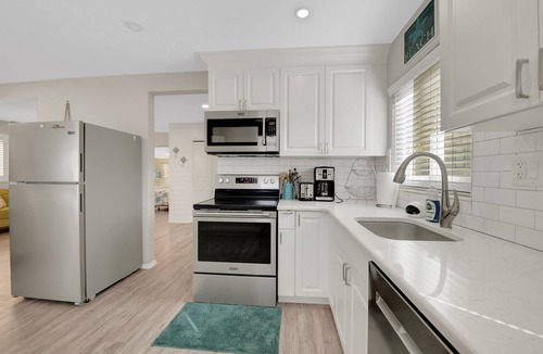 Venice Cottage | Gorgeous, updated, private stay minutes walk to beach, parks, and shopping
