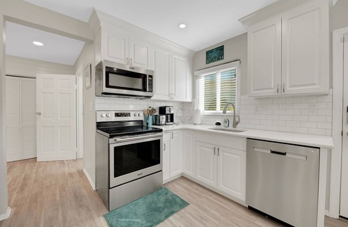Venice Cottage | Gorgeous, updated, private stay minutes walk to beach, parks, and shopping