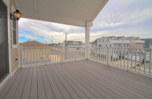 Avalon House | GORGEOUS, UPSCALE! Stainless steel appliances & Upgrades throughout! 2 parking spots off street and a fenced in rear yard
