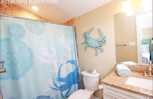 Avalon House | GORGEOUS, UPSCALE! Stainless steel appliances & Upgrades throughout! 2 parking spots off street and a fenced in rear yard