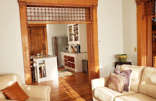 Hannibal House | Gorgeous Victorian with Seasonal Pool , sleeps 8, pet friendly close to downtown