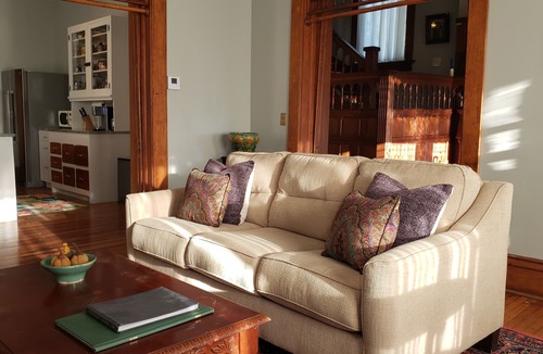 Hannibal House | Gorgeous Victorian with Seasonal Pool , sleeps 8, pet friendly close to downtown