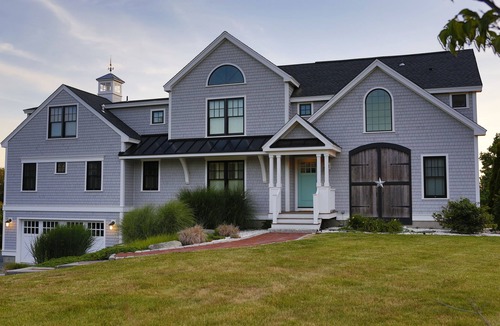 Newport East House | Gorgeous Views, Just Minutes From First Beach!
