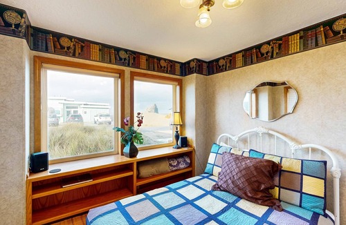 Kiwanda Shores House | Gorgeous waterfront home with ocean views a furnished deck and beach access