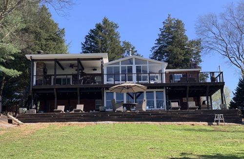 Loudon Apartment | Gorgeous Waterfront -Non Smoking -Private Basement Suite