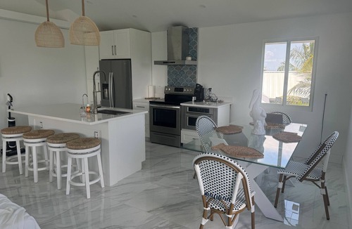 Jose's Hideaway House | Gorgeously-appointed 4-bedroom beach home steps away from pristine beaches