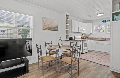 Crescent Beach Cottage | Got Wags Ocean View Haven Upper Level 2 BR Close to Beach