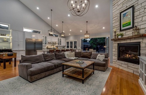 Windsor House | Gourmet Kitchen in Wine Country w/Hot Tub + Office