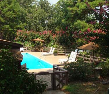 Mount Ida Hotel | GR4 - Mountain Harbor Queen Guest Room on Lake Ouachita