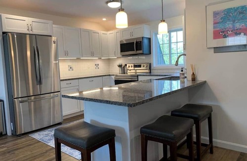 New Haven Apartment | Gracious two bedroom just minutes to Middlebury!