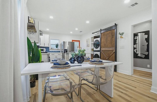 Southeast Pensacola Cottage | Graffiti Blues. Fun 2BR Near Downtown. Snookball + Firepit