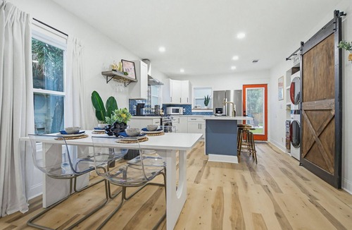 Southeast Pensacola Cottage | Graffiti Blues. Fun 2BR Near Downtown. Snookball + Firepit