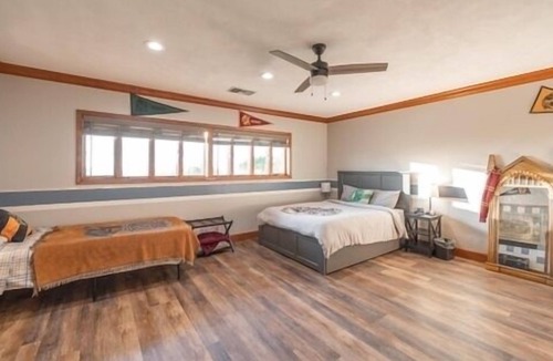 Godfrey Hotel | Grafton Getaway @ Overlook Lodge - an 8,000 sq foot home on 33 acres & sleeps 35