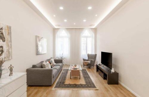 Terezvaros Apartment | Grand Boulevard Flat Soaking Tub & 3 Beds