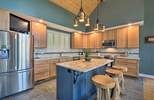 Nellysford House | Grand Chalet w/Hot Tub - Near Wintergreen Resort