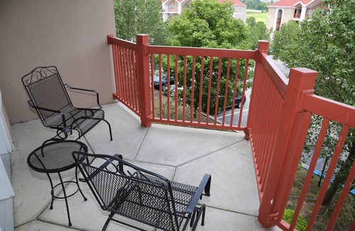 Branson Condo | Grand Crowne golf course view Branson Surrey w/master hot tub!