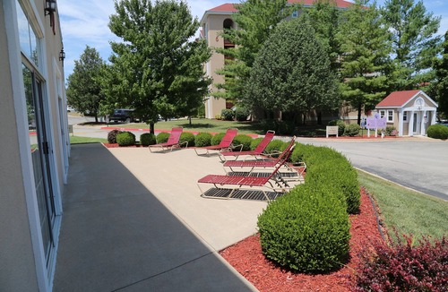 Branson Condo | Grand Crowne golf course view Branson Surrey w/master hot tub!