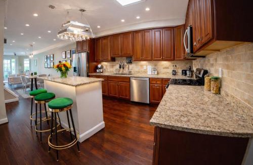 Washington House | Grand DC Group Retreat Sleeps 22 6BR 14 Beds 2 Living Rooms Free Parking